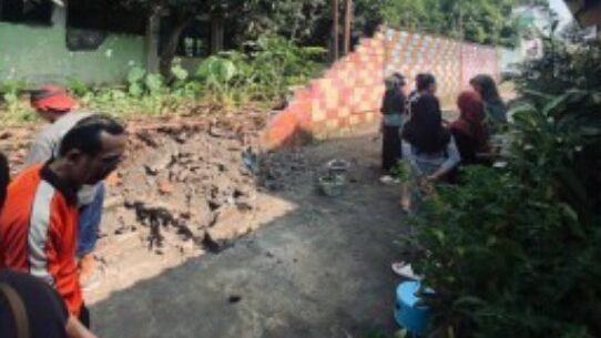 Petugas BPBD Kota Semarang bersama unsur terkait saat melakukan asesmen di lokasi permukiman warga yang terdampak material tanah longsor.