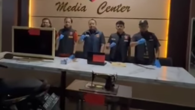 Polresta Pontianak saat menunjukan barang bukti kasus pencurian rumah kosong di kawasan Pontianak Selatan.