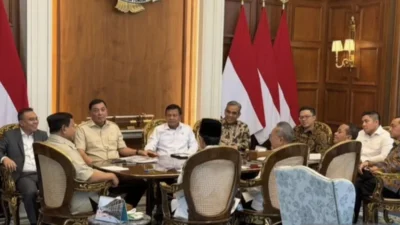 Presiden Prabowo Subianto menerima Wakil Ketua DPR RI, Prof. Sufmi Dasco Ahmad, didampingi beberapa Menteri Kabinet Merah Putih di Istana Merdeka, Jakarta, Rabu (4/3/2026). (Dok. Sekretariat Presiden)