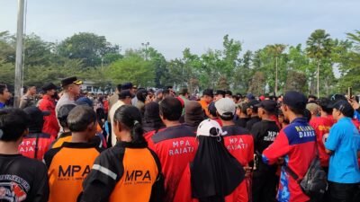 Ratusan personel gabungan dari lintas instansi mengikuti Apel Siaga Kebakaran Hutan dan Lahan Tahun 2026 di halaman Kantor Bupati Kubu Raya.