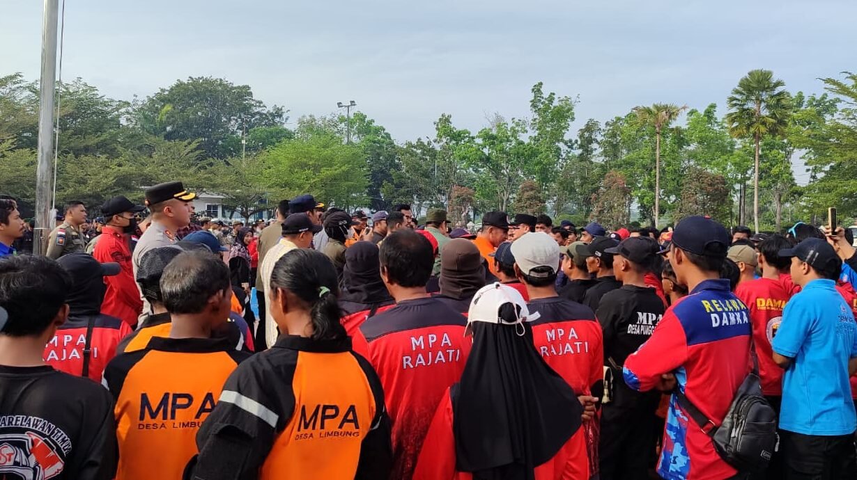 Ratusan personel gabungan dari lintas instansi mengikuti Apel Siaga Kebakaran Hutan dan Lahan Tahun 2026 di halaman Kantor Bupati Kubu Raya.