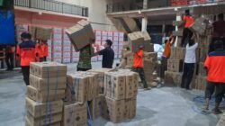 Sejumlah personel BPBA dan BNPB melakukan proses muat logistik dan peralatan untuk hunian sementara ke dalam truk sebelum didistribusikan dari gudang logistik BPBA, Kota Banda Aceh, Provinsi Aceh, Jumat (6/3).