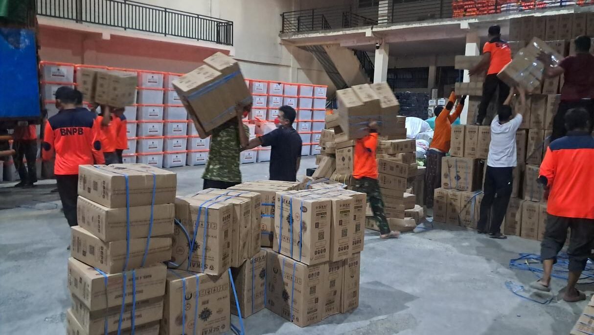 Sejumlah personel BPBA dan BNPB melakukan proses muat logistik dan peralatan untuk hunian sementara ke dalam truk sebelum didistribusikan dari gudang logistik BPBA, Kota Banda Aceh, Provinsi Aceh, Jumat (6/3).