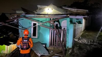 Sejumlah rumah mengalami kerusakan setelah diterjang angin kencang akibat cuaca ekstrem, di Kecamatan Tamansari, Kabupaten Bogor, Selasa (10/3). Sumber foto: BPBD Kabupaten Bogor