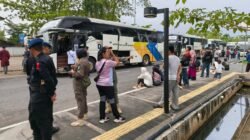Suasana pelepasan ratusan warga peserta program mudik gratis yang bersiap menaiki armada bus di halaman Kantor Gubernur Kalimantan Barat.