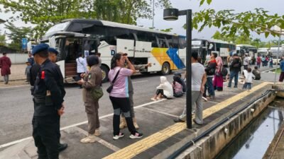 Suasana pelepasan ratusan warga peserta program mudik gratis yang bersiap menaiki armada bus di halaman Kantor Gubernur Kalimantan Barat.