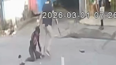 Tangkapan layar kamera pengawas (CCTV) yang memperlihatkan situasi di sekitar lokasi kejadian sesaat sebelum insiden seorang remaja tewas terkena tembakan oknum polisi di Jalan Toddopuli Raya, Makassar, Minggu (1/3).