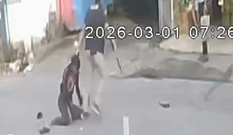 Tangkapan layar kamera pengawas (CCTV) yang memperlihatkan situasi di sekitar lokasi kejadian sesaat sebelum insiden seorang remaja tewas terkena tembakan oknum polisi di Jalan Toddopuli Raya, Makassar, Minggu (1/3).