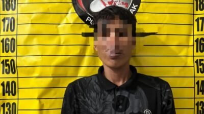 Tersangka pengedar narkotika berinisial S (35) saat diamankan di Markas Kepolisian Resor Landak guna menjalani pemeriksaan dan proses hukum lebih lanjut.