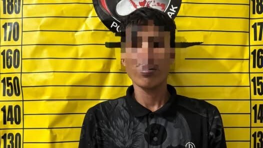 Tersangka pengedar narkotika berinisial S (35) saat diamankan di Markas Kepolisian Resor Landak guna menjalani pemeriksaan dan proses hukum lebih lanjut.