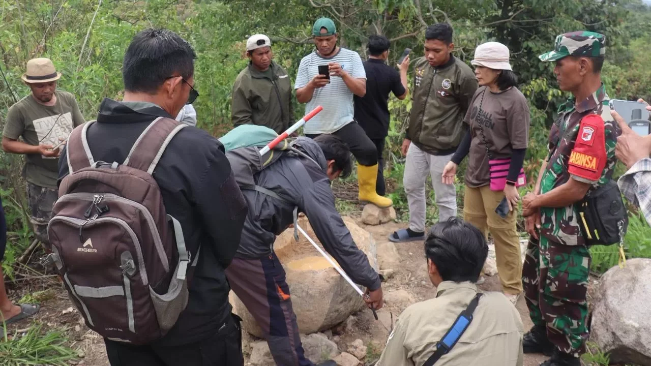 Tim Balai Pelestarian Kebudayaan melakukan pengecekan langsung terhadap temuan benda megalitik jenis kalamba di wilayah Dongi-Dongi, Kabupaten Poso, Sulawesi Tengah. (Dok. BPK XVIII)