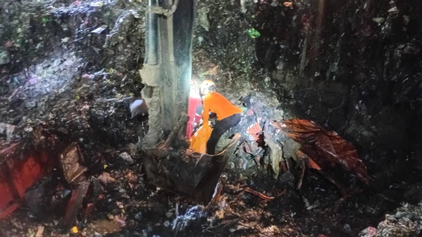 Tim gabungan melakukan evakuasi dan pencarian di lokasi Longsor di Zona 4 TPA Bantargebang, Kota Bekasi. (Dok. HO/Faktakalbar.id)