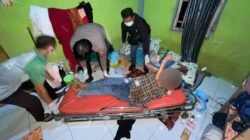 Proses evakuasi jenazah seorang wanita di sebuah kamar kos di Dusun Entinuh, Selasa (24/3/2026).