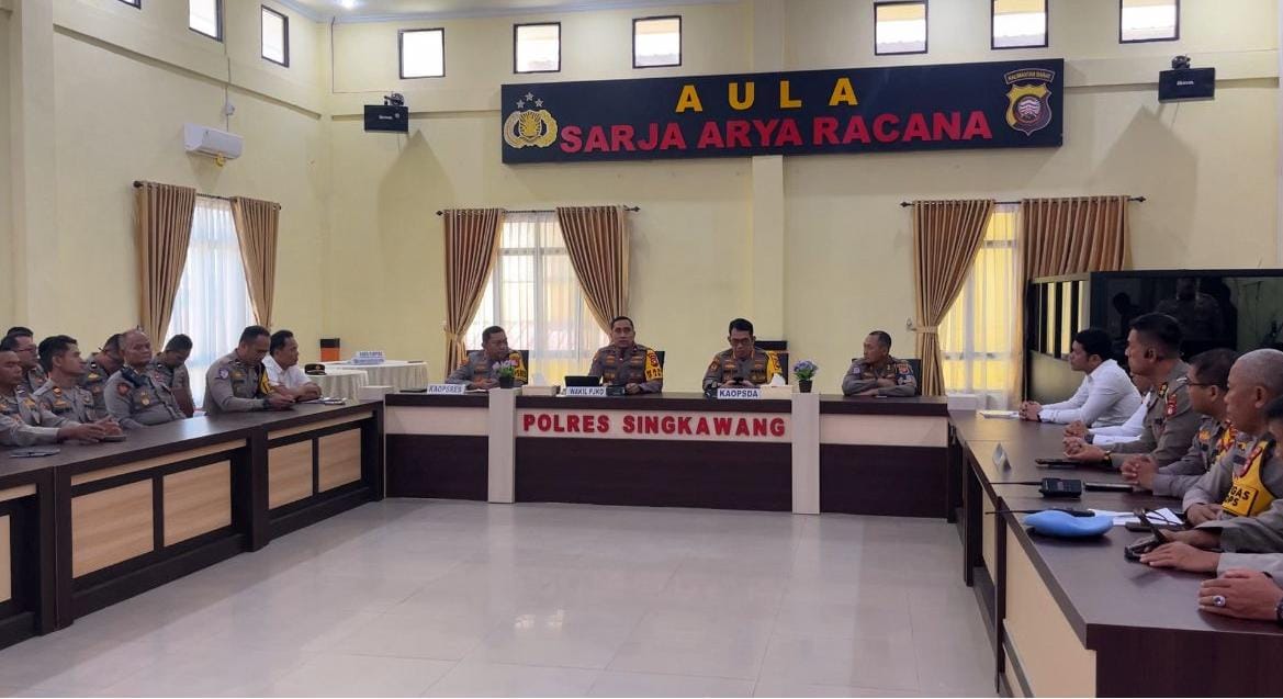 Wakapolda Kalimantan Barat bersama jajaran pejabat utama dan instansi terkait menggelar rapat koordinasi Tactical Wall Game (TWG) di Aula SAR Polres Singkawang guna mematangkan kesiapan pengamanan puncak perayaan Festival Cap Go Meh 2026.