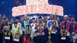 Wakil Bupati Mempawah Juli Suryadi Burdadi menyerahkan piala penghargaan kepada salah satu perwakilan tim pemenang pada malam penutupan Festival Sahur-sahur ke-23.