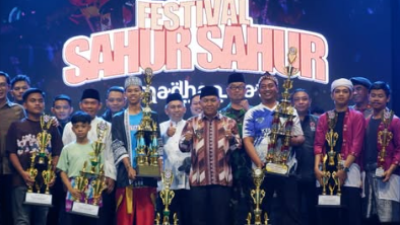 Wakil Bupati Mempawah Juli Suryadi Burdadi menyerahkan piala penghargaan kepada salah satu perwakilan tim pemenang pada malam penutupan Festival Sahur-sahur ke-23.