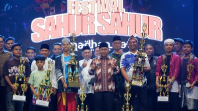 Wakil Bupati Mempawah Juli Suryadi Burdadi menyerahkan piala penghargaan kepada salah satu perwakilan tim pemenang pada malam penutupan Festival Sahur-sahur ke-23.