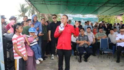 Wakil Gubernur Kalimantan Barat saat membuka kegiatan operasi pasar murah di halaman Masjid Oesman Al-Khairat Sukadana, Kabupaten Kayong Utara.