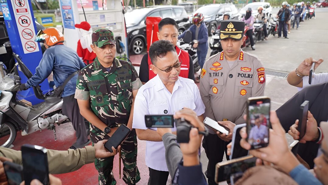 Pertamina menambah pasokan BBM sebanyak 100 ribu liter per hari dan mengoperasikan SPBU 24 jam untuk memenuhi kebutuhan warga Pontianak. (Dok. Ist)