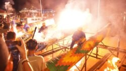 Dentuman api keluar dari moncong meriam karbit raksasa di tepian Sungai Kapuas Pontianak saat eksibisi seni budaya menyambut Lebaran. (Dok. HO/Faktakalbar.id)