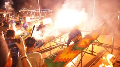 Dentuman api keluar dari moncong meriam karbit raksasa di tepian Sungai Kapuas Pontianak saat eksibisi seni budaya menyambut Lebaran. (Dok. HO/Faktakalbar.id)