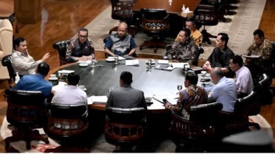 Presiden Prabowo memimpin rapat di Hambalang membahas pembangunan 10 kampus baru, geopolitik Timur Tengah, hingga persiapan mudik Lebaran 2026. (Dok: Laman Resmi Presiden RI)