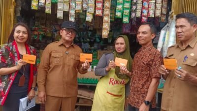 Pemimpin Bank Kalbar Cabang Kubu Raya, Teguh Doto Setiadi, bersama Bupati Kubu Raya Sujiwo mengabadikan momen dengan pemilik usaha penerima bantuan di Desa Kuala Dua. (Dok. HO/Faktakalbar.id)