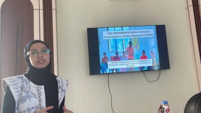 "Riset FPAR di Sadaniang Mempawah mengungkap dampak krisis ekologis terhadap ketahanan pangan. Simak kutipan Arniyanti dan Izhar tentang perjuangan perempuan desa."