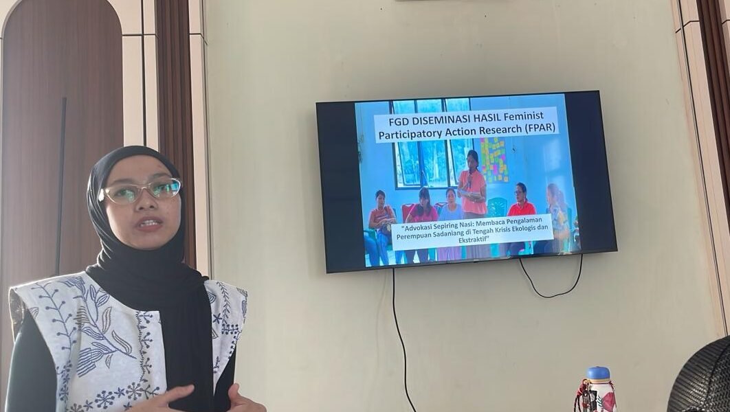 "Riset FPAR di Sadaniang Mempawah mengungkap dampak krisis ekologis terhadap ketahanan pangan. Simak kutipan Arniyanti dan Izhar tentang perjuangan perempuan desa."