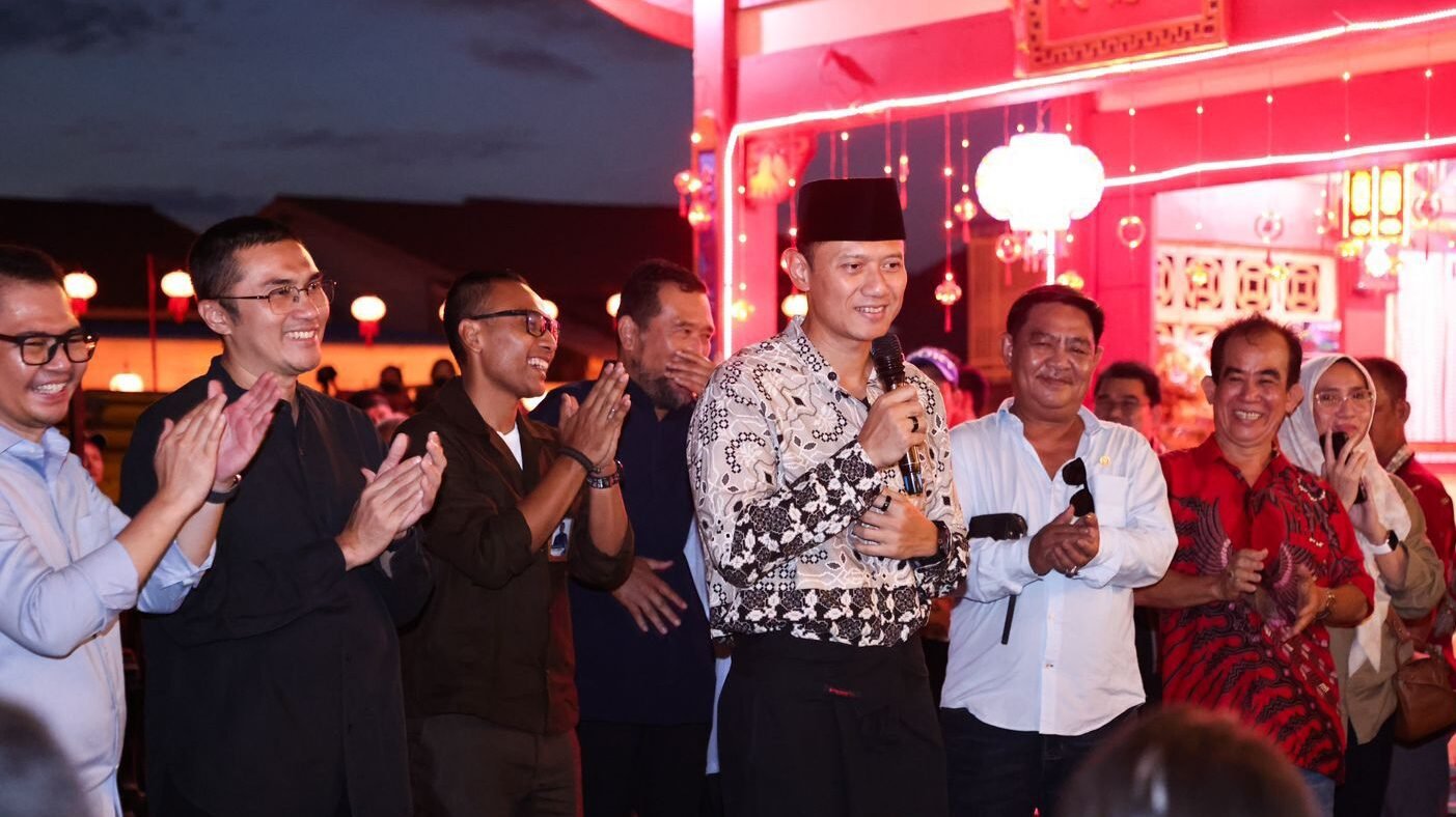 Ketua Umum Partai Demokrat Agus Harimurti Yudhoyono (AHY) memberikan sambutan di tengah warga saat menyalurkan bantuan sosial di Vihara Panca Saddha, Singkawang. (Dok. HO/Faktakalbar.id)