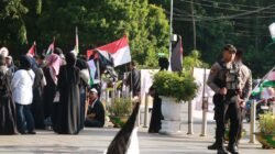 "Massa WAZIB gelar aksi damai Hari Al-Quds 2026 di Bundaran Digulis Pontianak. Polda Kalbar pastikan situasi kondusif di tengah Operasi Ketupat Kapuas. "