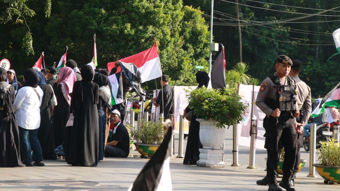 "Massa WAZIB gelar aksi damai Hari Al-Quds 2026 di Bundaran Digulis Pontianak. Polda Kalbar pastikan situasi kondusif di tengah Operasi Ketupat Kapuas. "