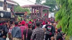 Ratusan warga gelar aksi massa di PN Sintang secara damai untuk mengawal sidang putusan praperadilan kasus dugaan pencurian alat berat di Serawai.