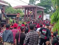 Massa Ormas Gelar Aksi Damai Kawal Sidang Putusan Praperadilan di PN Sintang