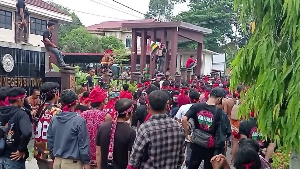 Ratusan warga gelar aksi massa di PN Sintang secara damai untuk mengawal sidang putusan praperadilan kasus dugaan pencurian alat berat di Serawai.