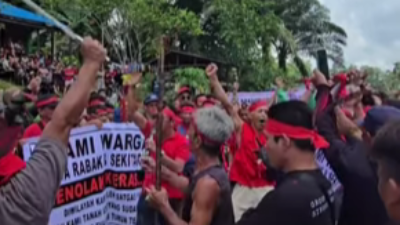 Ratusan warga Desa Rabak saat menggelar aksi protes dan pemasangan adat pamabakng terkait rencana penetapan batas kawasan hutan produksi.