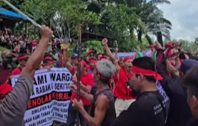 Ratusan warga Desa Rabak saat menggelar aksi protes dan pemasangan adat pamabakng terkait rencana penetapan batas kawasan hutan produksi.