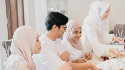 "Hari ketiga lebaran mulai terasa lelah? Simak 5 aktivitas menarik untuk memulihkan social battery di tengah padatnya jadwal silaturahmi keluarga."