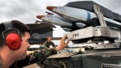 Personel militer sedang memeriksa rangkaian bom GBU-39 Small Diameter Bomb (SDB) pada rak BRU-61A di pangkalan udara. (Dok. HO/Faktakalbar.id)