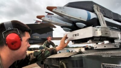 Personel militer sedang memeriksa rangkaian bom GBU-39 Small Diameter Bomb (SDB) pada rak BRU-61A di pangkalan udara. (Dok. HO/Faktakalbar.id)