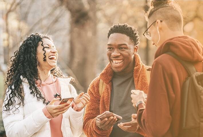"Temukan alasan ilmiah dan psikologis mengapa seorang extrovert justru merasa lebih bersemangat dan penuh energi setelah berinteraksi di ruang publik."