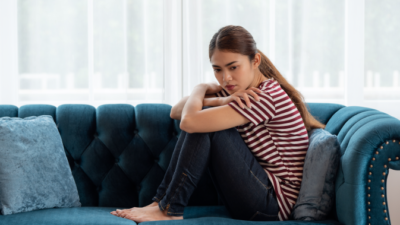 "Mengapa datang bulan membuat perempuan mudah marah? Simak penjelasan ilmiah mengenai perubahan hormon, penurunan serotonin, hingga pengaruh fisik yang memengaruhi emosi."