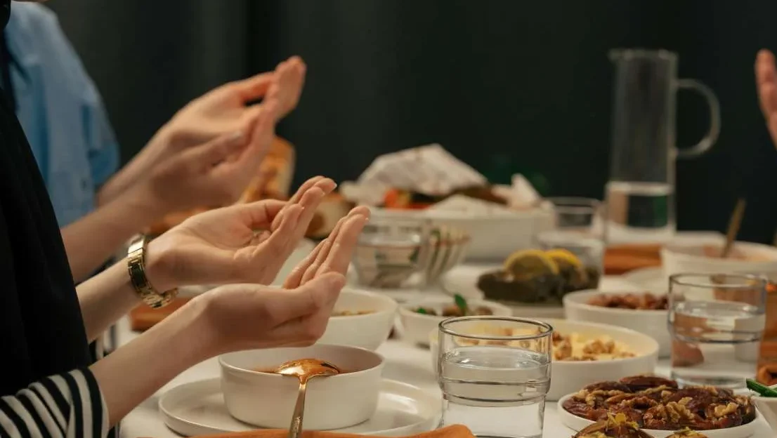 "Sering merasa cemas menjelang hari raya? Kenali 5 alasan munculnya anxiety saat Lebaran, mulai dari tekanan finansial hingga ekspektasi sosial."