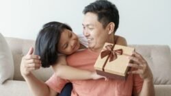 "Mengapa anak perempuan lebih dekat dengan ayah dan anak laki-laki lebih akrab dengan ibu? Simak penjelasan psikologis mengenai dinamika hubungan unik ini."