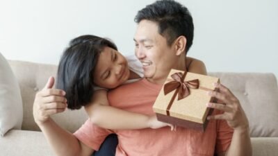 "Mengapa anak perempuan lebih dekat dengan ayah dan anak laki-laki lebih akrab dengan ibu? Simak penjelasan psikologis mengenai dinamika hubungan unik ini."