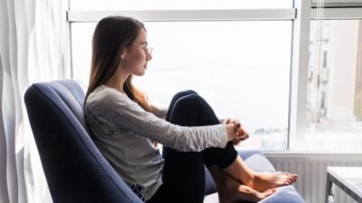 "Sering ditinggalkan manusia lain? Simak alasan psikologis mengapa pengalaman pahit tersebut justru melahirkan boundaries atau batasan diri yang lebih sehat bagi mental Anda."