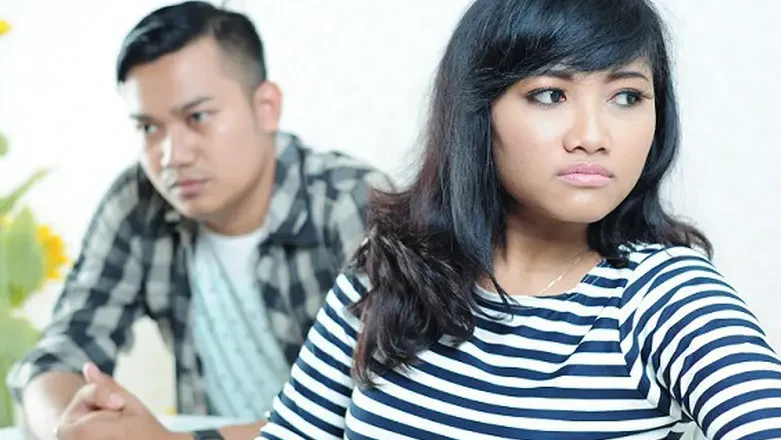 "Mengapa kita merasa risi dan ilfeel saat bertemu orang sok akrab? Simak penjelasan psikologis mengenai personal space dan mekanisme pertahanan diri manusia. "