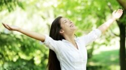 "Mengapa kita lebih kuat saat bahagia? Simak 5 alasan psikis di balik peningkatan kemampuan diri saat suasana hati senang dibandingkan saat biasa saja."