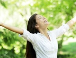 Lebih Kuat Saat Senang, Ini 5 Alasan Psikis Kebahagiaan Melampaui Batas Diri