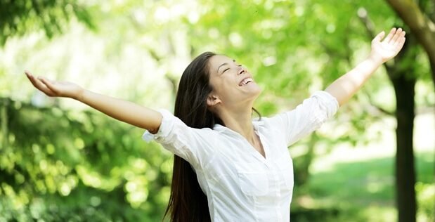 "Mengapa kita lebih kuat saat bahagia? Simak 5 alasan psikis di balik peningkatan kemampuan diri saat suasana hati senang dibandingkan saat biasa saja."